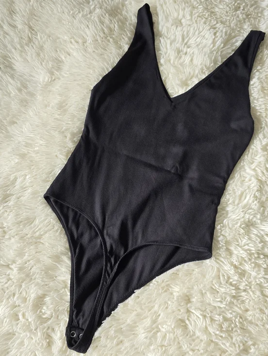 V-Neck Ribbed Black Tank Top - Picture 5 of 7